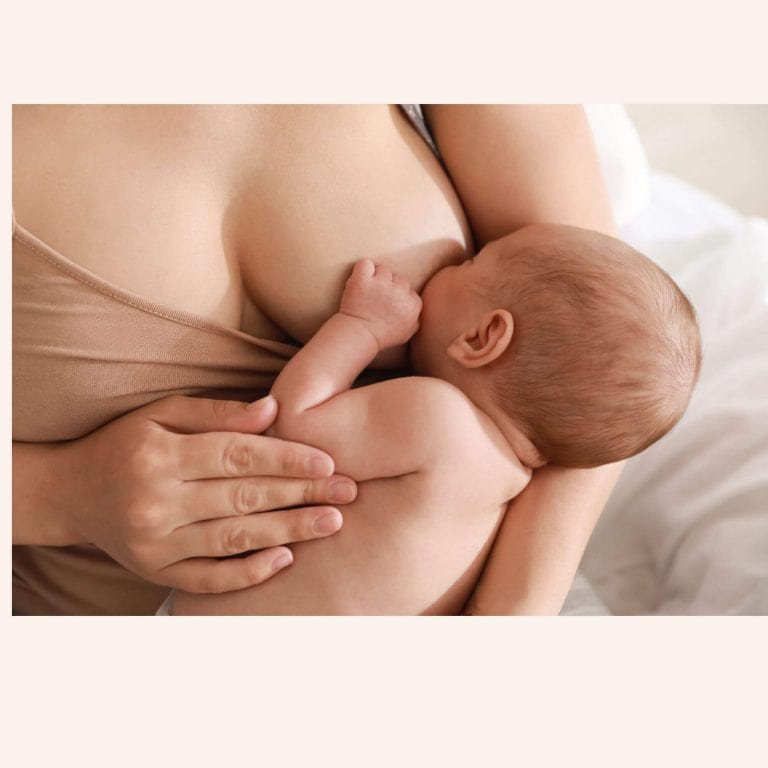 Maman allaitant son nouveau-né avec un soutien-gorge d'allaitement