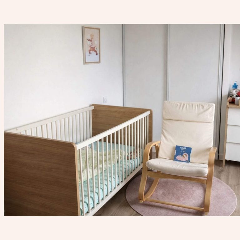 Coin allaitement avec fauteuil confortable dans une chambre de bébé lumineuse