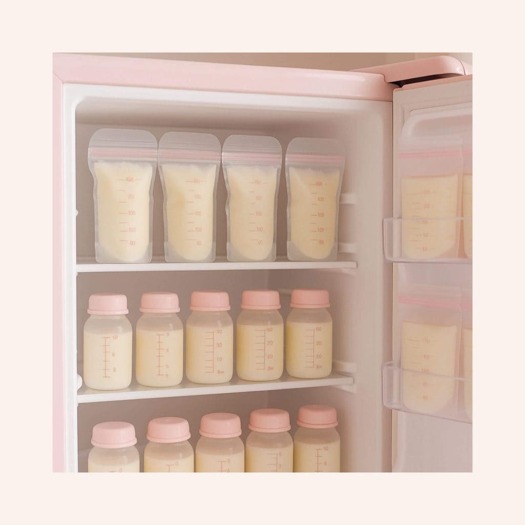 Conservation organisée du lait maternel au réfrigérateur dans des contenants étiquetés