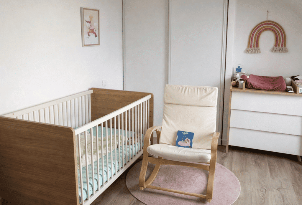 Chambre de bébé épurée avec lit à barreaux et décoration douce pour préparer l'arrivée de bébé