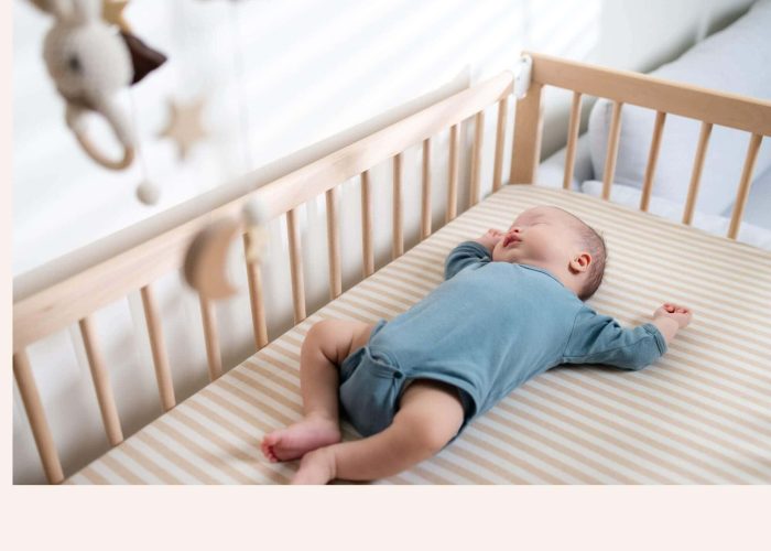 Bébé endormi paisiblement dans son lit à barreaux