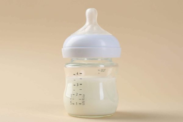 Biberon de lait infantile préparé pour bébé