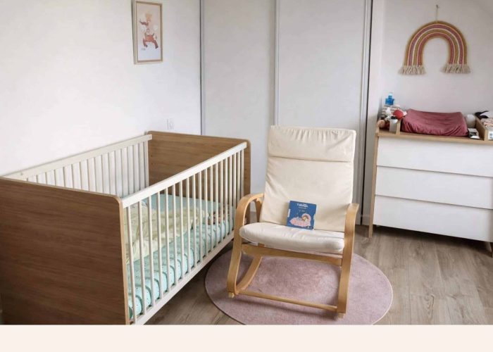 Chambre de bébé minimaliste avec lit à barreaux et fauteuil d'allaitement